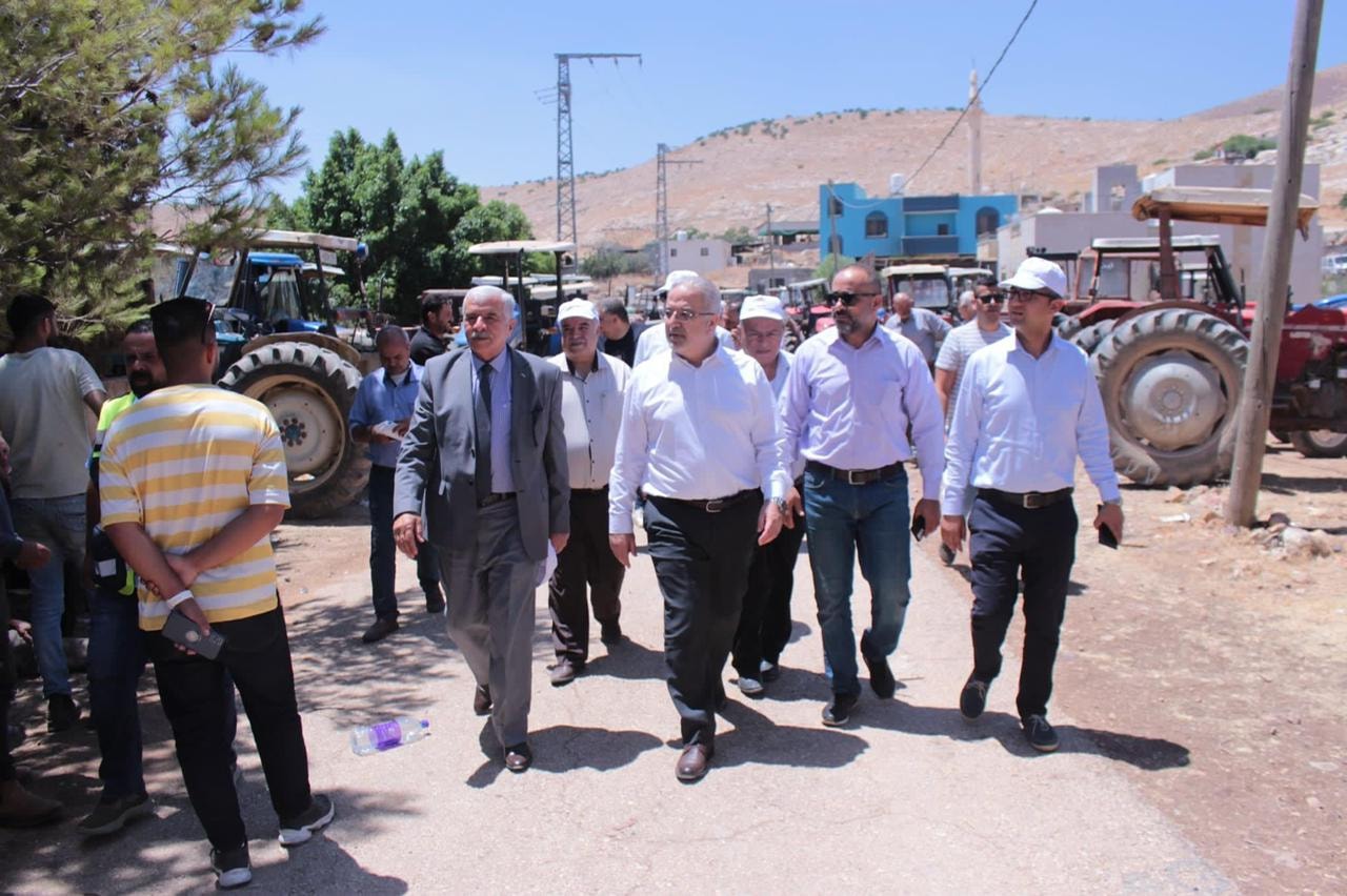 "النقل والمواصلات" يمنح تراخيص للجرارات الزراعية بالأغوار الشمالية 